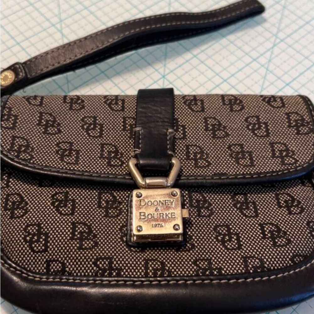 Dooney Bourke wallet - Picture 2 of 6
